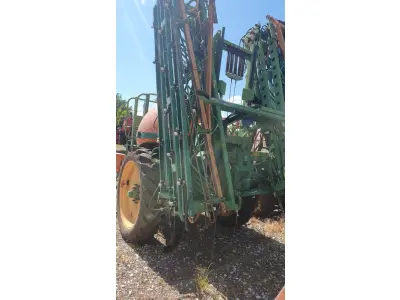 LOTE 001 - Um pulverizador, marca Stam, modelo Fênix, 2000 litros, com barras de 24 metros, com controlador de vazão, ano 2012, série 01/0220. Depositário: Leonardo Saccol Fernandes.