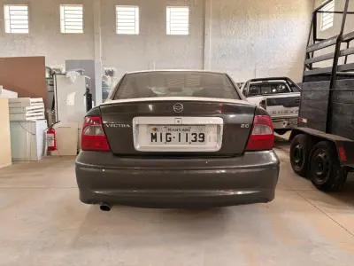 LOTE 001 - Veículo GM/VECTRA COLLECTION, ano/modelo 2005/2005, placas MIG1139, RENAVAM 854275622, na cor cinza.