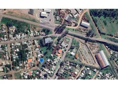 LOTE 001 - Um terreno com aproximadamente 1.000m², sem benfeitorias, no prolongamento da rua Péricles de Albuquerque em Santiago/RS, lado par, no quarteirão incompleto formado pelas ruas Péricles de Albuquerque, Rosa Frota e BR; distando 69,00m da esquina com a rua Rosa Frota; medindo 17,00m de frente com a rua Péricles Albuquerque; pelos fundos, mede 16,00m, com Ernaní Frota; pelo lado direito, mede 60,00m, com a rua Antônio João; e, lado esquerdo, mede 65,00m com Ernaní Frota. Matriculado sob n°4.911 do CRI de Santiago/RS.