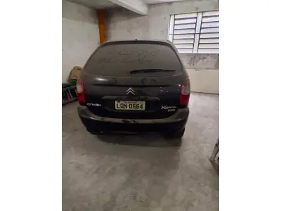 LOTE 001 - Veículo CITROEN/XSARA PICASSOEXA, ano/modelo 2004/2005, placas LQN0664, RENAVAM 835547442, na cor preta.