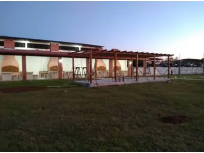 LOTE 001 - Apartamento nº107, localizado no térreo do bloco G-2 do Condomínio Horizontal Arco Verde em Santa Maria/RS, possuindo 1 dormitório, sala, cozinha e banheiro, com área privativa de 39,3100m² e a área total de 40,2500m². Matriculado sob nº 80.499 do CRI de Santa Maria/RS. E, uma Vaga de Estacionamento nº 634 com cobertura, do Condomínio Horizontal Arco Verde em Santa Maria/RS, com área privativa de 2,7286m² e a área total de 10,9147m². Matriculado sob nº 81.431 do CRI de Santa Maria/RS.