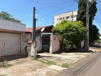 LOTE 001 - Um chalé de madeira, localizado na Rua Mauricio Cardoso, n° 217 no Bairro Cidade Alta em Alegrete/RS e, o respectivo terreno irregular com a área de 390,05m², com as seguintes medidas e confrontações: 26m90 ao Norte; 26m90 ao Sul; 15m70 a Leste e, 13m30 ao Oeste, onde faz frente. Certidão nº 28.901, Livro 3-AT, folhas 166 do Registro de Imóveis de Alegrete/RS.