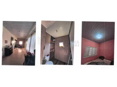 LOTE 001 - Casa de alvenaria localizada na Rua Equador n° 434 em Alegrete/RS, constituída de dois quartos, um banheiro, sala, copa, cozinha, e uma edícula nos fundos do terreno. Terreno esse, designado pelo n°17 da quadra 25, do Bairro Vera Cruz, medindo 10m de frente por 30m de frente a fundos, confrontando: ao Norte, com o lote 18; ao Sul, com a Rua Equador; a Leste, com o lote 15; e, a Oeste, com o lote 19. Matriculado sob n°9.393 do CRI de Alegrete/RS.