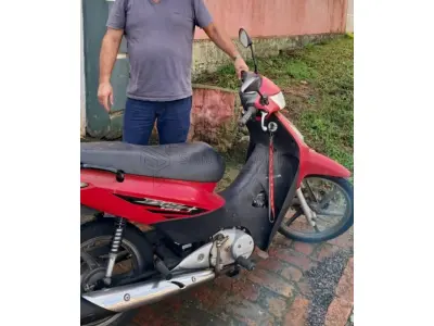 LOTE 001 - Motoneta HONDA/BIZ 125 MAIS, ano/modelo 2007/2008, placa IOG6581, RENAVAM 942023048, na cor vermelha.