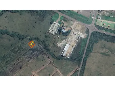 LOTE 003 - Um terreno na Rua Professor Raymundo Luiz  Marinho Carvalho, designado pelo nº 221 da quadra 15, da área ‘’S-1’’, com a área de 442,50m², situado no Bairro Balneário Caverá, do lado par da numeração, distante 30m50 da esquina com a Avenida Avelino Cassol, com as seguintes medidas e confrontações: 15m00 ao Norte, com o terreno nº231; 15m00 ao Sul, com a Rua Professor Raymundo Luiz Marinho Carvalho; 29m50 ao Leste, com o terreno nº 220; 29m50 ao Oeste, com o terreno nº222; localizado no quarteirão formado pelas seguintes ruas: Norte, Avenida Tenente Alencastro Goulart Flores; Sul, Rua Professor Raymundo Luiz Marinho Carvalho; Nordeste, Avenida Avelino Cassol; e, Oeste, Rua José Soares Oliveira. Matriculado sob n° 36.449 do CRI de Alegrete/RS.