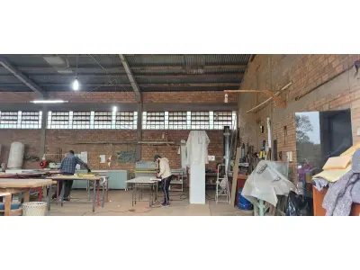 LOTE 001 - Um terreno com aproximadamente 7.000,00m² no Distrito Industrial de Santiago/RS, na Rua Alberto Bochi, antiga rua C, nº 156, possuindo uma área construída com aproximadamente 420,00m². Localizado no lado direito para quem observa da BR 287, distando 110m da esquina com a rua A; medindo pela frente 55m; lado direito mede 144,50m; lado esquerdo mede 113,90m e pelos fundos com uma sanga, mede 63m. Matriculado sob n° 28.317 do CRI de Santiago/RS.