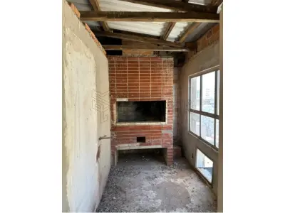 LOTE 001 - Sala comercial nº 701, localizada no sétimo andar do ‘’Edifício Ouro Preto’’, situado na zona urbana da cidade de Santa Maria/RS, á Rua Alberto Pasqualini, esquina da Rua Floriano Peixoto, sob nº25, sala essa de frente e de centro de quem olha o prédio pela rua Alberto Pasqualini, possuindo a área real privativa de 214,68m², área real total de 262,65m², correspondendo-lhe uma fração ideal de 0,0807 no terreno e nas coisas de uso comum. Matriculado sob nº 55.373 do CRI de Santa Maria/RS.  Conforme laudo de avaliação, o bem encontra-se sem aberturas externas e internas, telhado sem forro, sem instalação elétrica, pisos e paredes inacabados.