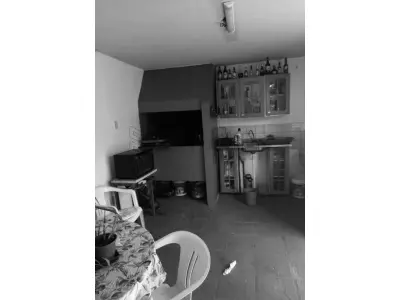 LOTE 001 - Casa de alvenaria na Rua Vereador Adolfo Souto Correia, n° 704 em Alegrete/RS e o respectivo terreno com as seguintes medidas e confrontações: 36m ao Norte, com o imóvel de propriedade de Máximo Edson Pinto Vilaverde; 35m ao Sul, com o imóvel de propriedade de Marileuza da Silva Vilaverde; 10m ao Leste, com imóvel de propriedade de Rui de Paula Souza; 10m ao Oeste, com a Rua Vereador Adolfo Souto Correia. Matriculado sob n° 12.280 do CRI de Alegrete/RS.