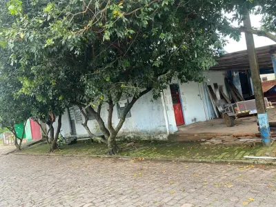 LOTE 001 - Terreno com a área superficial de 397m² localizado na Avenida Eugênio Gentil Muller nº 430 em Restinga Seca/RS, no quarteirão formado pelas ruas Ricardo Muller, Vicente Cardoso, Emilio Henrique Nagel e Faixa de Domínio da RSC 149, com as seguintes medidas e confrontações: ao Norte, pela frente, mede 20m com a rua Ricardo Muller, lado ímpar; ao Sul, mede 21,89 com o lote n°8; a Oeste, mede 15,40m; e, ao Leste, mede 24,29m com o lote n°5. Distando 62m da esquina formada pela rua Ricardo Muller e rua Vicente Cardoso. Matriculado sob n° 8.337 do CRI de Restinga Seca/RS.