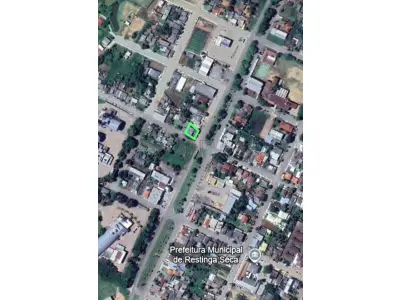 LOTE 001 - Terreno com a área superficial de 397m² localizado na Avenida Eugênio Gentil Muller nº 430 em Restinga Seca/RS, no quarteirão formado pelas ruas Ricardo Muller, Vicente Cardoso, Emilio Henrique Nagel e Faixa de Domínio da RSC 149, com as seguintes medidas e confrontações: ao Norte, pela frente, mede 20m com a rua Ricardo Muller, lado ímpar; ao Sul, mede 21,89 com o lote n°8; a Oeste, mede 15,40m; e, ao Leste, mede 24,29m com o lote n°5. Distando 62m da esquina formada pela rua Ricardo Muller e rua Vicente Cardoso. Matriculado sob n° 8.337 do CRI de Restinga Seca/RS.