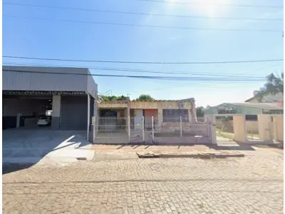 LOTE 001 - Uma casa de alvenaria com a área averbada de 136,59m² localizada na Rua Tito Beccon, n° 2274 em Santiago/RS, possuindo 3 quartos, 1 banheiro, 2 salas, cozinha e área de serviço e, o respetivo terreno com 400m², medindo 10m de frente por 40m de frente a fundos. Matriculado sob nº 588 do CRI de Santiago/RS.