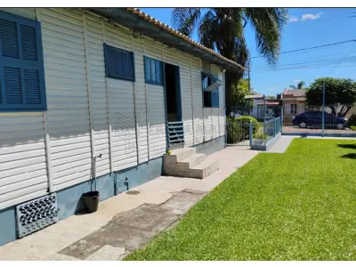 LOTE 001 - Casa na Rua Antonio de Freitas Valle, n° 886 em Alegrete/RS constituída de 2 quartos, 1 banheiro, 2 salas, cozinha e, nos fundos do terreno existe uma edificação de alvenaria composta de garagem com churrasqueira, 1 quarto e 1 banheiro, construída sobre o terreno designado n°3 da quadra BB do Bairro Progresso. E, o terreno onde no fundo existem duas peças de alvenaria com lareira designado n°4 da quadra BB do Bairro Progresso. Matrículas n° 3.868 e n° 19.566 do CRI de Alegrete/RS.