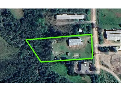 LOTE 001 - Um terreno com aproximadamente 7.000,00m² no Distrito Industrial de Santiago/RS, na Rua Alberto Bochi, antiga rua C, nº 156, possuindo uma área construída com aproximadamente 420,00m². Localizado no lado direito para quem observa da BR 287, distando 110m da esquina com a rua A; medindo pela frente 55m; lado direito mede 144,50m; lado esquerdo mede 113,90m e pelos fundos com uma sanga, mede 63m. Matriculado sob n° 28.317 do CRI de Santiago/RS.