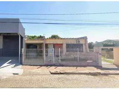 LOTE 001 - Uma casa de alvenaria com a área averbada de 136,59m² localizada na Rua Tito Beccon, n° 2274 em Santiago/RS, possuindo 3 quartos, 1 banheiro, 2 salas, cozinha e área de serviço e, o respetivo terreno com 400m², medindo 10m de frente por 40m de frente a fundos. Matriculado sob nº 588 do CRI de Santiago/RS.