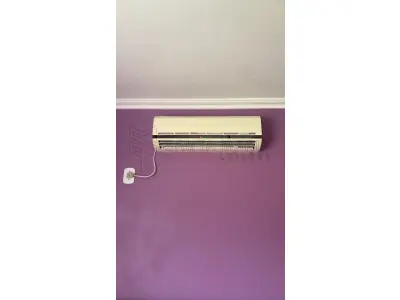 LOTE 001 - Um ar condicionado Split, da marca ICEKING, quente e frio.  Já se encontra desinstalado.