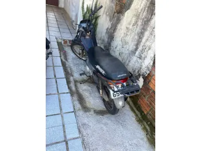 LOTE 001 - Motocicleta HONDA/POP100, ano/modelo 2012/2012, placa ITM6548, RENAVAM 484341391, na cor roxa.