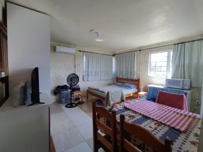 LOTE 001 - Um terreno com aproximadamente 7.000,00m² no Distrito Industrial de Santiago/RS, na Rua Alberto Bochi, antiga rua C, nº 156, possuindo uma área construída com aproximadamente 420,00m². Localizado no lado direito para quem observa da BR 287, distando 110m da esquina com a rua A; medindo pela frente 55m; lado direito mede 144,50m; lado esquerdo mede 113,90m e pelos fundos com uma sanga, mede 63m. Matriculado sob n° 28.317 do CRI de Santiago/RS.