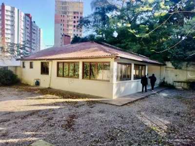 LOTE 001 - Apartamento 610 do Residencial Dores, especificado no Registro 2 da matricula n° 74.838, situado à Avenida Nossa Senhora das Dores, sob n°43 em Santa Maria/RS, com área privativa de 117,1200m², área total de 167,717m², correspondendo-lhe a fração ideal de 0,013952 no terreno e nas coisas de uso comum. Não foi realizado os acabamentos de pintura interna (gesso, massa corrida e pintura), não foi completamente feita a instalação de todo o piso do apartamento, bem como de azulejos e louças nos banheiros, o acabamento das tomadas e interruptores também não foi concluído, na cozinha está faltando o acabamento elétrico, conforme auto de penhora.