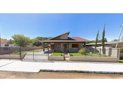 LOTE 001 - Casa de alvenaria com aproximadamente 140,00m² (não averbada na matricula), na Rua do Comércio, nº 31 em Mata/RS e o respectivo terreno, com área superficial de 800,00m², com as seguintes confrontações: ao Norte, na extensão de 40m, com terrenos de Arlindo Scalon; ao Sul, também na extensão de 40m, com terrenos que são ou foram de João Teobaldo Fontana; ao Leste, na extensão de 20m com Lageado Poraima; e, ao Oeste, na extensão de 20m, com a Rua do Comércio, onde faz frente. Matriculado sob n° 6.222 do CRI de São Vicente do Sul/RS.