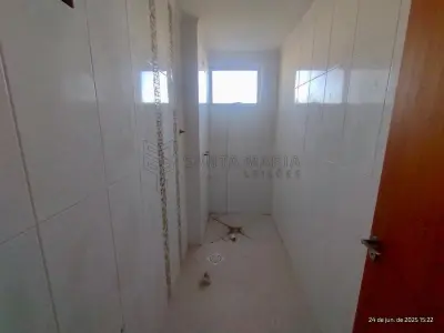LOTE 001 - Apartamento 610 do Residencial Dores, especificado no Registro 2 da matricula n° 74.838, situado à Avenida Nossa Senhora das Dores, sob n°43 em Santa Maria/RS, com área privativa de 117,1200m², área total de 167,717m², correspondendo-lhe a fração ideal de 0,013952 no terreno e nas coisas de uso comum. Não foi realizado os acabamentos de pintura interna (gesso, massa corrida e pintura), não foi completamente feita a instalação de todo o piso do apartamento, bem como de azulejos e louças nos banheiros, o acabamento das tomadas e interruptores também não foi concluído, na cozinha está faltando o acabamento elétrico, conforme auto de penhora.
