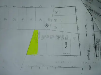 LOTE 001 - Um terreno, situado nos subúrbios da cidade de Santana do Livramento/RS, no lugar denominado Vila Sílvia, Lote n° 79, da quadra 1, com a área total de 309,07m2, medindo 14,50 metros de frente a Rua 1, por 31,90 metros de frente a fundos pelo lado direito de quem olha o terreno de frente, onde linda com o lote n° 80, do lado esquerdo mede 33,09 metros e linda com o Sr. Celso dos Santos Farias, nos fundos mede 5,00 metros de largura e linha com Francisco Argiles Linares, distante 52,50 metros da esquina da Rua Rivarol dos Santos Padilha. Conforme matrícula nº 14.171 do Registro de Imóveis de Santana do Livramento.