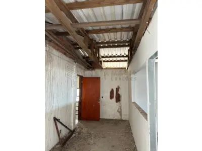 LOTE 001 - Sala comercial nº 701, localizada no sétimo andar do ‘’Edifício Ouro Preto’’, situado na zona urbana da cidade de Santa Maria/RS, á Rua Alberto Pasqualini, esquina da Rua Floriano Peixoto, sob nº25, sala essa de frente e de centro de quem olha o prédio pela rua Alberto Pasqualini, possuindo a área real privativa de 214,68m², área real total de 262,65m², correspondendo-lhe uma fração ideal de 0,0807 no terreno e nas coisas de uso comum. Matriculado sob nº 55.373 do CRI de Santa Maria/RS.  Conforme laudo de avaliação, o bem encontra-se sem aberturas externas e internas, telhado sem forro, sem instalação elétrica, pisos e paredes inacabados.