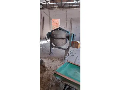 LOTE 001 - Uma betoneira usada, na cor azul. Localização do bem: Rua Severino Fiorenza, 103, Nei Pereira - Santiago/RS. Fiel depositário: Ademilson Rosemar Almeida Vargas.