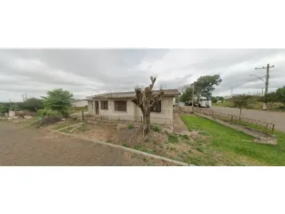 LOTE 001 - Uma casa de alvenaria com 120,25m² de área construída e o seu respectivo terreno com a área de 300m² na rua Neri Gomes Peixoto, nº 776 em Santiago/RS. Terreno esse, localizado no quarteirão formado pelas ruas Neri Gomes Peixoto, Bernardino Garcia, Flores da Cunha e Felipe Lopes, esquina com a rua Bernardino Garcia, medindo 10m por 30m de frente a fundos, limitando-se pela frente com a rua Neri Gomes Peixoto; por um lado, com a rua Bernardino Garcia; pelo outro lado, com Roque Fonseca Martins e pelos fundos, com Roque Fonseca Martins. Matriculado sob n°11.840 do CRI de Santiago/RS.