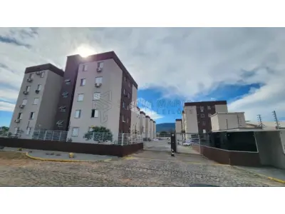 LOTE 001 - Apartamento 505, localizado no quarto andar ou quinto pavimento do bloco B do Residencial Araçá, situado à Rua Pedro Américo nº 06, Bairro Camobi em Santa Maria/RS, com a área privativa de 47,4296m², uma área total de 53,8992m² e fração ideal equivalente a 0,00834 no terreno e coisas de uso comum. Matriculado sob nº 116.231 do CRI de Santa Maria/RS.
