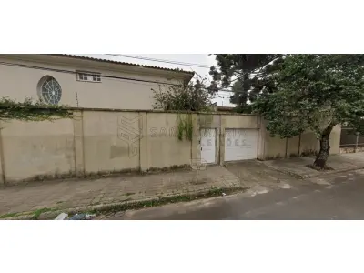 LOTE 002 - Casa de alvenaria de dois pavimentos com 288m² de área construída, localizada na rua Júlio de Castilhos, n°3.413 em Uruguaiana/RS, com diversos compartimentos e benfeitorias e, o respectivo terreno com 720m², constituído dos lotes 34 e 35 da quadra 107, medindo 24m de frente a Sul, sobre o alinhamento da rua Júlio de Castilhos, por 30m de extensão da frente aos fundos, confrontando: ao Norte, com partes do lote 33; ao Oeste, com lote 36; e, ao Leste, com a travessa Santa Maria. Matriculado sob n°22.868 do CRI de Uruguaiana/RS.