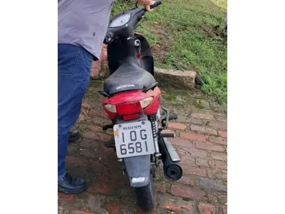 LOTE 001 - Motoneta HONDA/BIZ 125 MAIS, ano/modelo 2007/2008, placa IOG6581, RENAVAM 942023048, na cor vermelha.