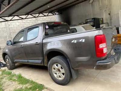 LOTE 001 - Caminhonete marca/modelo CHEVROLET/S10 LT DD4A, ano/modelo 2014/2015, placa IVY9551, RENAVAM 1021050382, cor cinza.