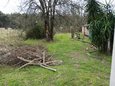 LOTE 001 - Um terreno, situado nos subúrbios da cidade de Santana do Livramento/RS, no lugar denominado Vila Sílvia, Lote n° 79, da quadra 1, com a área total de 309,07m2, medindo 14,50 metros de frente a Rua 1, por 31,90 metros de frente a fundos pelo lado direito de quem olha o terreno de frente, onde linda com o lote n° 80, do lado esquerdo mede 33,09 metros e linda com o Sr. Celso dos Santos Farias, nos fundos mede 5,00 metros de largura e linha com Francisco Argiles Linares, distante 52,50 metros da esquina da Rua Rivarol dos Santos Padilha. Conforme matrícula nº 14.171 do Registro de Imóveis de Santana do Livramento.