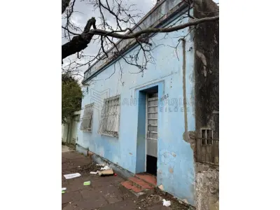 LOTE 001 - Parte ideal de 1,5150% de um prédio residencial, localizado na Rua Bento Manoel, n° 1502 na cidade de Alegrete/RS e o respectivo terreno, com as seguintes medidas e confrontações: 25m de frente a Oeste, para a Rua Bento Manoel; 13m de frente ao Sul, para a Rua Marques de Alegrete (atualmente Rua Valdemar Masson); ao Norte, com terreno da sucessão de Francisca Chaves; e a Leste, com a propriedade de Julia Maria dos Santos. Matriculado sob n° 20.767 do CRI de Alegrete/RS.