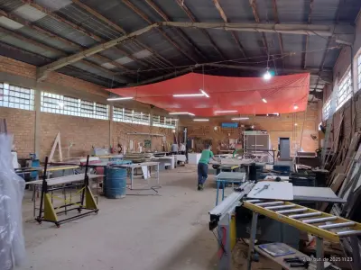 LOTE 001 - Um terreno com aproximadamente 7.000,00m² no Distrito Industrial de Santiago/RS, na Rua Alberto Bochi, antiga rua C, nº 156, possuindo uma área construída com aproximadamente 420,00m². Localizado no lado direito para quem observa da BR 287, distando 110m da esquina com a rua A; medindo pela frente 55m; lado direito mede 144,50m; lado esquerdo mede 113,90m e pelos fundos com uma sanga, mede 63m. Matriculado sob n° 28.317 do CRI de Santiago/RS.