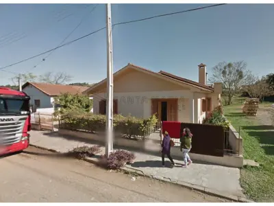 LOTE 001 - Uma casa de alvenaria medindo 220,87m² na rua Capitão Nicolau Schimidt n°107 na cidade de Mata/RS e, o respectivo terreno com a área superficial de 700m², confrontando-se ao Norte, em uma extensão de 35m; ao Sul, na mesma extensão de 35m; ao Oeste, 20m; e, ao Leste, onde faz frente, 20m. Matriculado sob n°9.182 do CRI de São Vicente do Sul/RS.