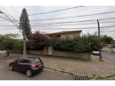 LOTE 002 - Casa de alvenaria de dois pavimentos com 288m² de área construída, localizada na rua Júlio de Castilhos, n°3.413 em Uruguaiana/RS, com diversos compartimentos e benfeitorias e, o respectivo terreno com 720m², constituído dos lotes 34 e 35 da quadra 107, medindo 24m de frente a Sul, sobre o alinhamento da rua Júlio de Castilhos, por 30m de extensão da frente aos fundos, confrontando: ao Norte, com partes do lote 33; ao Oeste, com lote 36; e, ao Leste, com a travessa Santa Maria. Matriculado sob n°22.868 do CRI de Uruguaiana/RS.