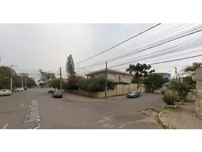 LOTE 002 - Casa de alvenaria de dois pavimentos com 288m² de área construída, localizada na rua Júlio de Castilhos, n°3.413 em Uruguaiana/RS, com diversos compartimentos e benfeitorias e, o respectivo terreno com 720m², constituído dos lotes 34 e 35 da quadra 107, medindo 24m de frente a Sul, sobre o alinhamento da rua Júlio de Castilhos, por 30m de extensão da frente aos fundos, confrontando: ao Norte, com partes do lote 33; ao Oeste, com lote 36; e, ao Leste, com a travessa Santa Maria. Matriculado sob n°22.868 do CRI de Uruguaiana/RS.