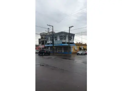 LOTE 001 - Um prédio na esquina da rua Dr. Lauro Dorneles (n°621) com a rua General Vitorino, casa (n°497) e o respectivo terreno com 25m de frente ao Norte para a rua General Vitorino; e, 12m de frente a Leste para a rua Dr. Lauro Dorneles. Conforme Transcrição das Transmissões sob n°24.295 do Registro de Imóveis de Alegrete/RS. Conforme avaliação do perito: É constituída de uma sala de estar, uma varanda, dois banheiros, quatro dormitórios, uma cozinha, uma área de serviço, uma garagem. Existe uma sala comercial com dois andares composta de três peças e dois banheiros, na parte do imóvel que faz frente com a Avenida Dr. Lauro Dorneles.