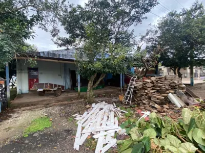 LOTE 001 - Terreno com a área superficial de 397m² localizado na Avenida Eugênio Gentil Muller nº 430 em Restinga Seca/RS, no quarteirão formado pelas ruas Ricardo Muller, Vicente Cardoso, Emilio Henrique Nagel e Faixa de Domínio da RSC 149, com as seguintes medidas e confrontações: ao Norte, pela frente, mede 20m com a rua Ricardo Muller, lado ímpar; ao Sul, mede 21,89 com o lote n°8; a Oeste, mede 15,40m; e, ao Leste, mede 24,29m com o lote n°5. Distando 62m da esquina formada pela rua Ricardo Muller e rua Vicente Cardoso. Matriculado sob n° 8.337 do CRI de Restinga Seca/RS.