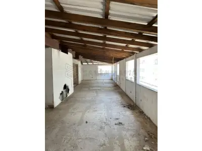 LOTE 001 - Sala comercial nº 701, localizada no sétimo andar do ‘’Edifício Ouro Preto’’, situado na zona urbana da cidade de Santa Maria/RS, á Rua Alberto Pasqualini, esquina da Rua Floriano Peixoto, sob nº25, sala essa de frente e de centro de quem olha o prédio pela rua Alberto Pasqualini, possuindo a área real privativa de 214,68m², área real total de 262,65m², correspondendo-lhe uma fração ideal de 0,0807 no terreno e nas coisas de uso comum. Matriculado sob nº 55.373 do CRI de Santa Maria/RS.  Conforme laudo de avaliação, o bem encontra-se sem aberturas externas e internas, telhado sem forro, sem instalação elétrica, pisos e paredes inacabados.