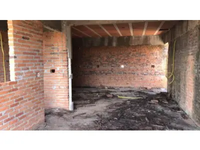 LOTE 001 - 50% (cinquenta por cento) do imóvel localizado na rua Clemenciano Barnasque nº 1101 em São Sepé/RS, sendo: Terreno com 418,88m² de esquina em declive localizado na junção das ruas Independência e Clemenciano Barnasque, possui uma construção inacabada e, conforme avaliação feita pelo perito: No subsolo, garagens, no primeiro pavimento sala comercial e no segundo pavimento apartamentos. A área construída total do prédio foi aferida in loco em torno de 942m². Matriculado sob n°81 do CRI de São Sepé/RS.