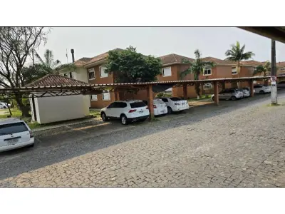 LOTE 001 - Apartamento nº107, localizado no térreo do bloco G-2 do Condomínio Horizontal Arco Verde em Santa Maria/RS, possuindo 1 dormitório, sala, cozinha e banheiro, com área privativa de 39,3100m² e a área total de 40,2500m². Matriculado sob nº 80.499 do CRI de Santa Maria/RS. E, uma Vaga de Estacionamento nº 634 com cobertura, do Condomínio Horizontal Arco Verde em Santa Maria/RS, com área privativa de 2,7286m² e a área total de 10,9147m². Matriculado sob nº 81.431 do CRI de Santa Maria/RS.