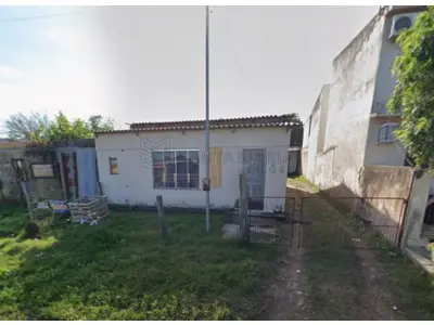 LOTE 001 - Casa de alvenaria localizada na Rua Equador n° 434 em Alegrete/RS, constituída de dois quartos, um banheiro, sala, copa, cozinha, e uma edícula nos fundos do terreno. Terreno esse, designado pelo n°17 da quadra 25, do Bairro Vera Cruz, medindo 10m de frente por 30m de frente a fundos, confrontando: ao Norte, com o lote 18; ao Sul, com a Rua Equador; a Leste, com o lote 15; e, a Oeste, com o lote 19. Matriculado sob n°9.393 do CRI de Alegrete/RS.