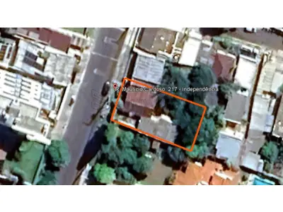 LOTE 001 - Um chalé de madeira, localizado na Rua Mauricio Cardoso, n° 217 no Bairro Cidade Alta em Alegrete/RS e, o respectivo terreno irregular com a área de 390,05m², com as seguintes medidas e confrontações: 26m90 ao Norte; 26m90 ao Sul; 15m70 a Leste e, 13m30 ao Oeste, onde faz frente. Certidão nº 28.901, Livro 3-AT, folhas 166 do Registro de Imóveis de Alegrete/RS.
