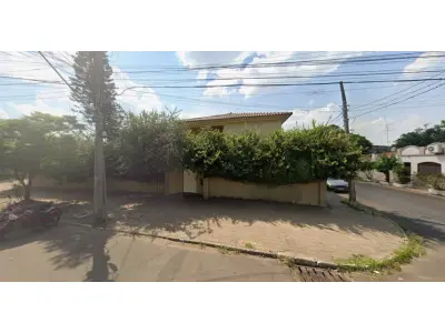 LOTE 002 - Casa de alvenaria de dois pavimentos com 288m² de área construída, localizada na rua Júlio de Castilhos, n°3.413 em Uruguaiana/RS, com diversos compartimentos e benfeitorias e, o respectivo terreno com 720m², constituído dos lotes 34 e 35 da quadra 107, medindo 24m de frente a Sul, sobre o alinhamento da rua Júlio de Castilhos, por 30m de extensão da frente aos fundos, confrontando: ao Norte, com partes do lote 33; ao Oeste, com lote 36; e, ao Leste, com a travessa Santa Maria. Matriculado sob n°22.868 do CRI de Uruguaiana/RS.