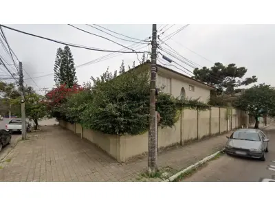 LOTE 002 - Casa de alvenaria de dois pavimentos com 288m² de área construída, localizada na rua Júlio de Castilhos, n°3.413 em Uruguaiana/RS, com diversos compartimentos e benfeitorias e, o respectivo terreno com 720m², constituído dos lotes 34 e 35 da quadra 107, medindo 24m de frente a Sul, sobre o alinhamento da rua Júlio de Castilhos, por 30m de extensão da frente aos fundos, confrontando: ao Norte, com partes do lote 33; ao Oeste, com lote 36; e, ao Leste, com a travessa Santa Maria. Matriculado sob n°22.868 do CRI de Uruguaiana/RS.