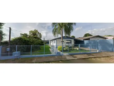 LOTE 001 - Casa na Rua Antonio de Freitas Valle, n° 886 em Alegrete/RS constituída de 2 quartos, 1 banheiro, 2 salas, cozinha e, nos fundos do terreno existe uma edificação de alvenaria composta de garagem com churrasqueira, 1 quarto e 1 banheiro, construída sobre o terreno designado n°3 da quadra BB do Bairro Progresso. E, o terreno onde no fundo existem duas peças de alvenaria com lareira designado n°4 da quadra BB do Bairro Progresso. Matrículas n° 3.868 e n° 19.566 do CRI de Alegrete/RS.