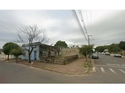 LOTE 001 - Parte ideal de 1,5150% de um prédio residencial, localizado na Rua Bento Manoel, n° 1502 na cidade de Alegrete/RS e o respectivo terreno, com as seguintes medidas e confrontações: 25m de frente a Oeste, para a Rua Bento Manoel; 13m de frente ao Sul, para a Rua Marques de Alegrete (atualmente Rua Valdemar Masson); ao Norte, com terreno da sucessão de Francisca Chaves; e a Leste, com a propriedade de Julia Maria dos Santos. Matriculado sob n° 20.767 do CRI de Alegrete/RS.