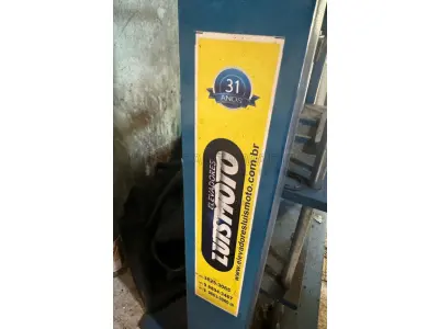 LOTE 001 - Uma máquina de centragem/desempenagem de rodas para motocicletas.